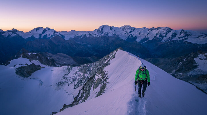 Hochtour im Wallis: Wanderer auf Schneebedeckten Gipfeln | © DAV/Silvan Metz