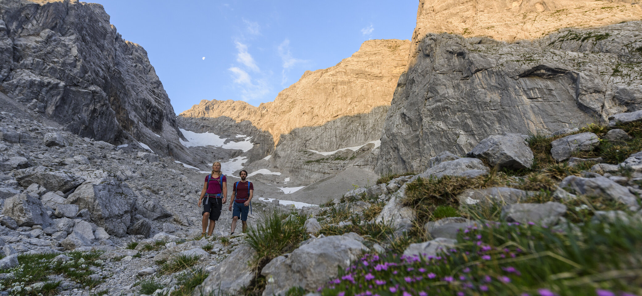 Zwei Wanderer in einem Geröllfeld | © DAV/Wolfgang Ehn